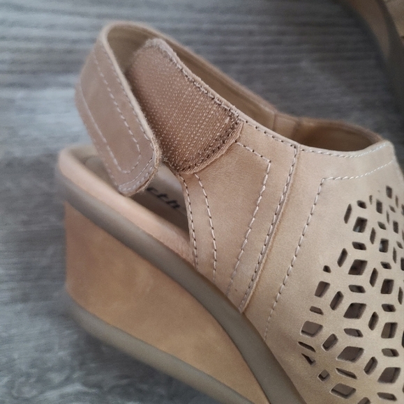 Earth Cascade Women's 9D Wide Camel Vintge Leather Wedge Sandals - Picture 9 of 11